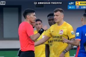 西海岸vs申花上半场，VAR多次介入，主裁麦麦提江屡次被球员围住配图