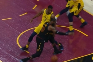 现在一根不剩了？詹姆斯看18年录像第一反应：我那时还有点头发呢配图