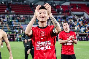 足球报:韦世豪迎来生涯最稳定阶段,成为蓉城队长有担当配图