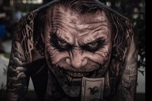 Why so serious?加纳乔再添新纹身:希斯莱杰版小丑形象覆盖全背配图