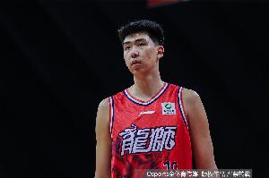 媒体人：文班亚马当然只有一个 但2米26徐昕的灵活性怎能不算潜力配图