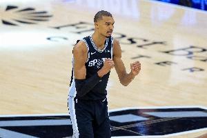 文班：首次总决赛感觉确实特别 但这种紧张不是我们输球的借口配图