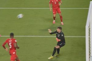 冈萨雷斯底线极限传中，麦卡门前近距离头球顶飞配图