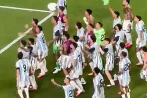 恩怨局!赛后阿根廷全队庆祝晋级四强,高喊“不跳的就是英国人”配图