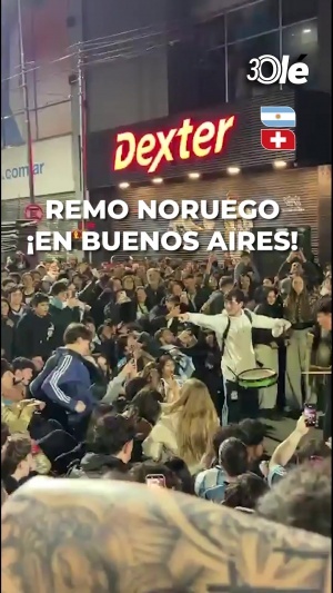 嗨翻！阿根廷首都市中心，球迷们划船庆祝球队晋级配图